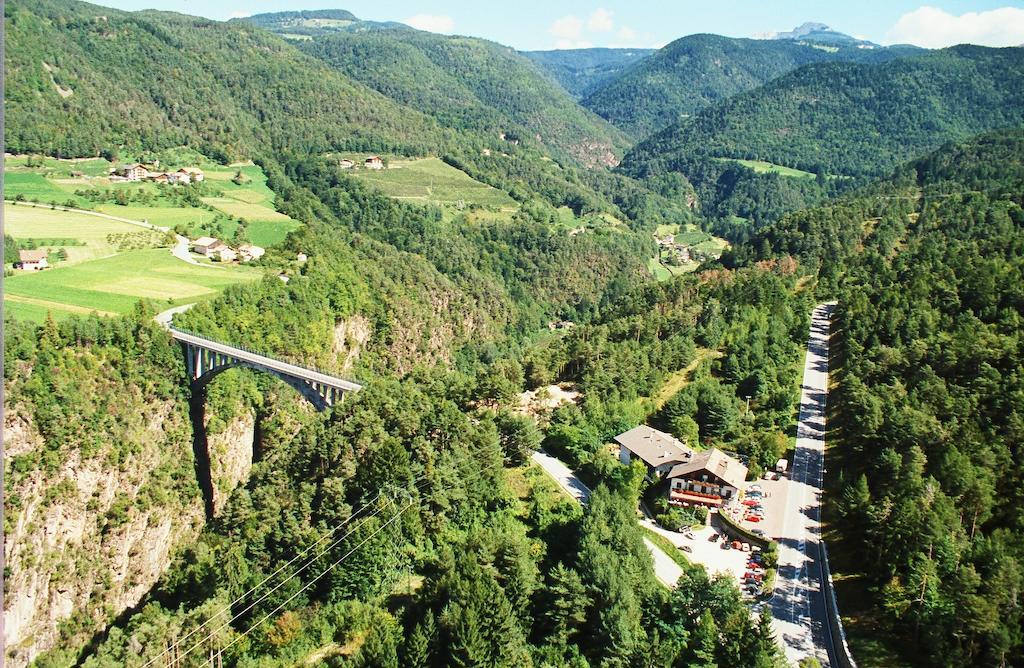 Hotel Brueckenwirt - Al Ponte Montagna Bagian luar foto